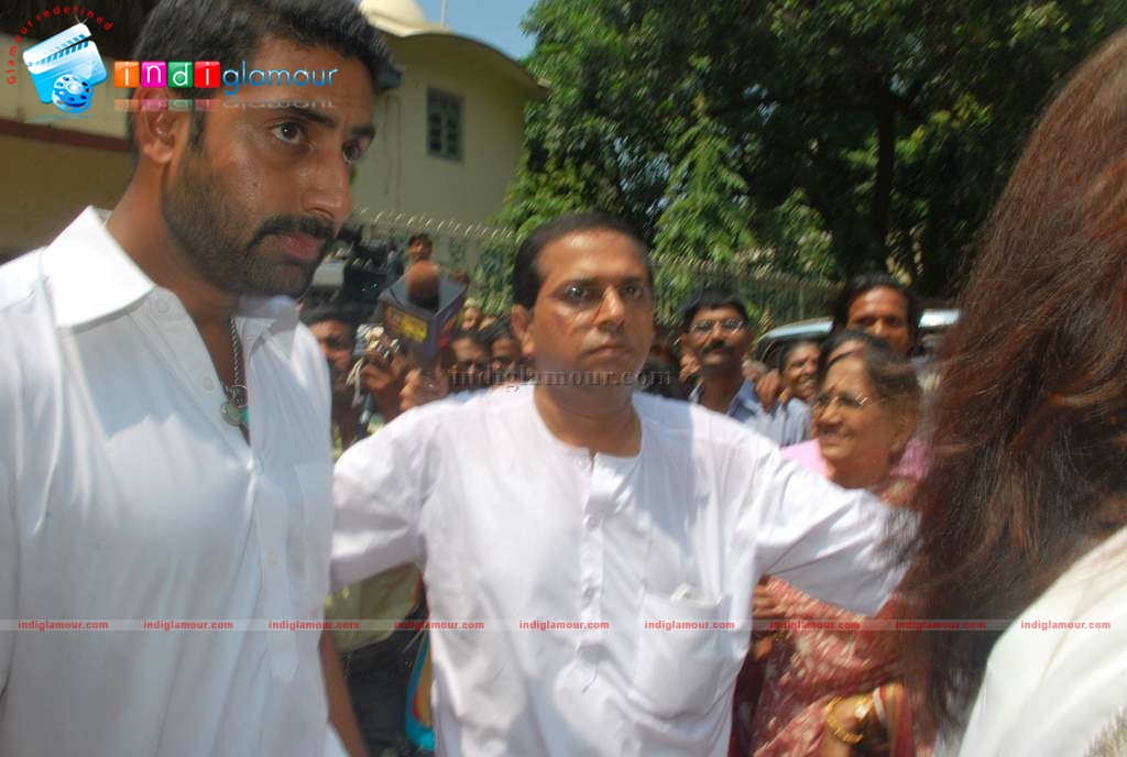 Aishwarya-Abhishek at Durga Pooja Event hd photo